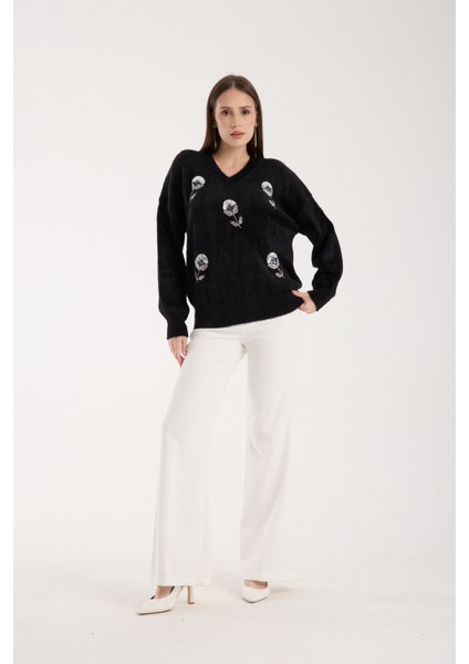 Kadın Siyah Sakal Iplik Balon Kollu Boncuk Nakışlı V Yaka Triko Kazak