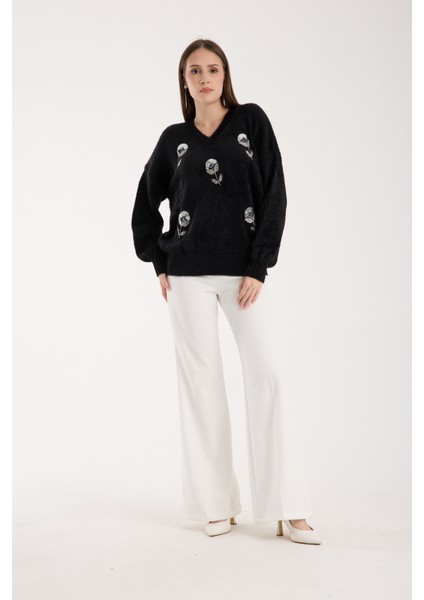 Kadın Siyah Sakal Iplik Balon Kollu Boncuk Nakışlı V Yaka Triko Kazak