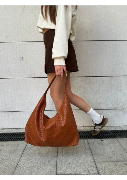 Verona Örgü Dokulu Salaş Görünümlü ve Geniş Hacimli Kadın Omuz Çantası(: Boy 28*en 48*TABAN12 Cm) fiyatları