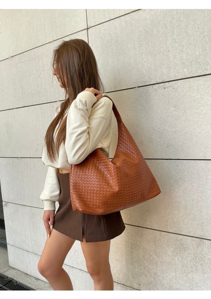 Verona Örgü Dokulu Salaş Görünümlü ve Geniş Hacimli Kadın Omuz Çantası(: Boy 28*en 48*TABAN12 Cm)