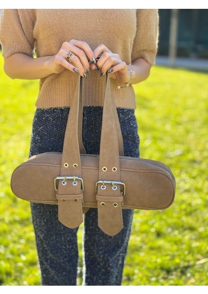 Çift Tokalı Süet Sosis Çanta