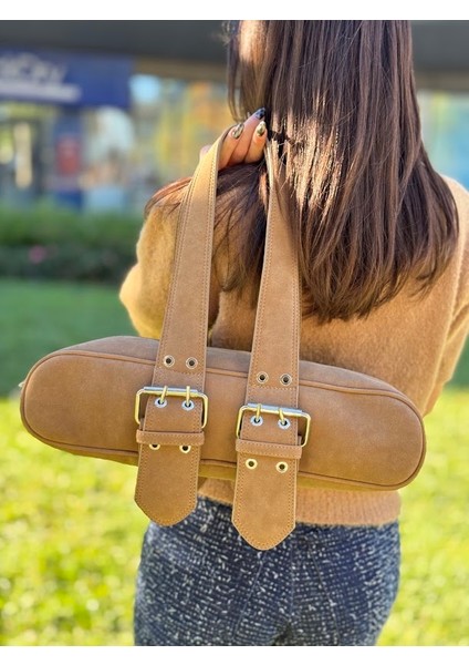 Çift Tokalı Süet Sosis Çanta fiyatları