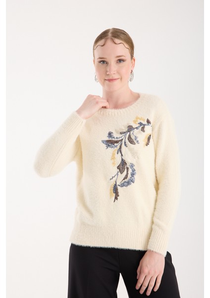 Kadın Ekru Sakal Iplik Yaprak Desenli Boncuk Nakışlı Bisiklet Yaka Triko Kazak