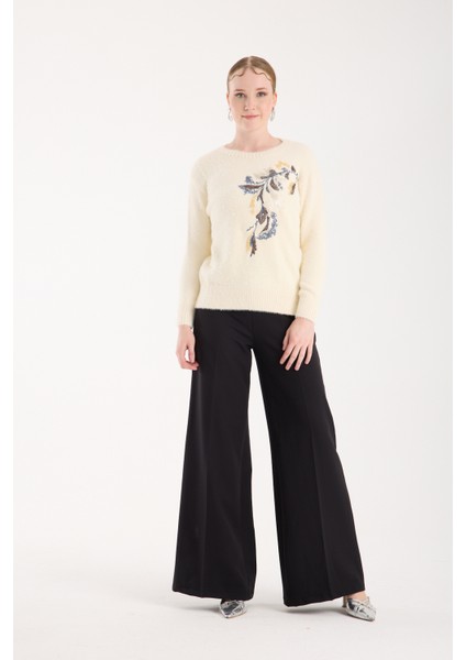 Kadın Ekru Sakal Iplik Yaprak Desenli Boncuk Nakışlı Bisiklet Yaka Triko Kazak