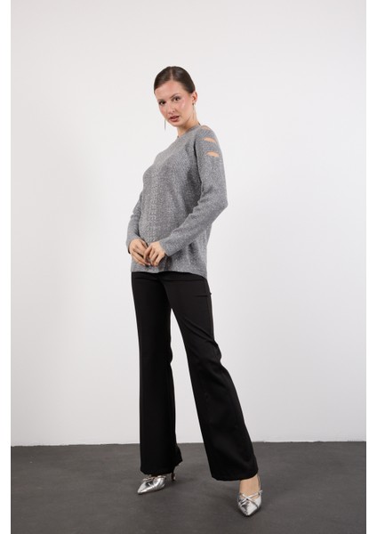 Kadın Gri Omuzları Kesik Detaylı Reglan Kollu Simli Triko Kazak