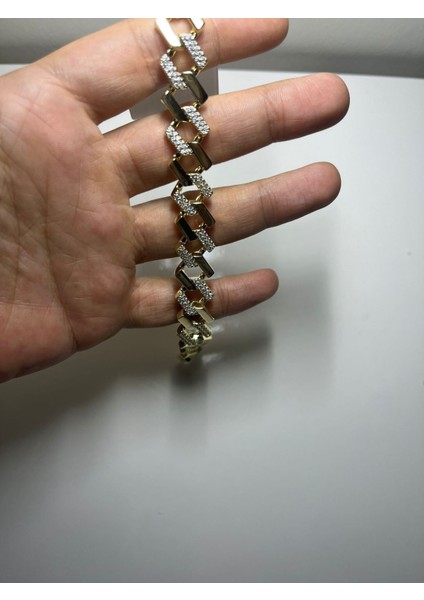 Kalın Form Zirkon Taş Detaylı Gold Kaplama Kadın Bileklik – Işıltılı ve Şık Tasarım