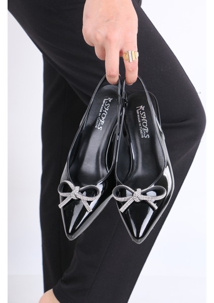 Sivri Burun Siyah Rugan Topuklu Ayakkabı – Işıltılı Kurdele Detaylı