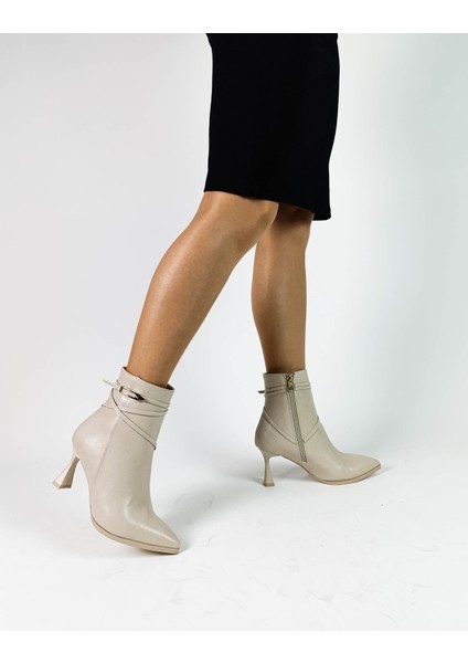 Bej Renk Sivri Burun Kadeh Topuk Fermuarlı Kadın Bot