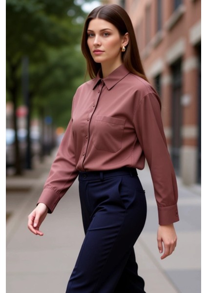 Kadın Uzun Kollu Rahat Kesim Dokuma Gömlek Günlük Şıklık ve Konforlu Kullanım Sunan Bir Parça
