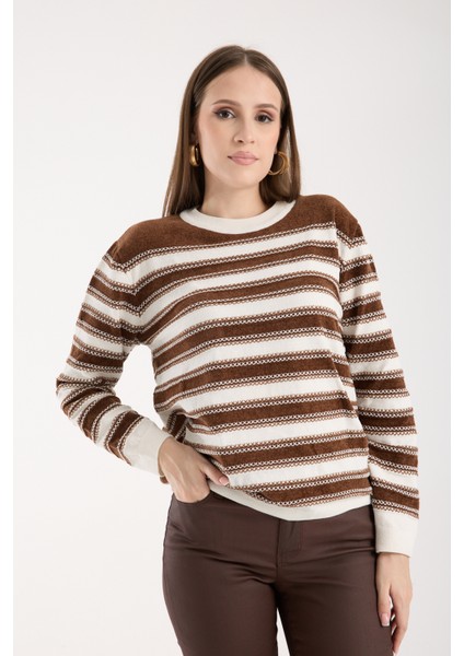 Kadın Kahve-Beyaz Çizgili Çapraz Kontrast Dikiş Detaylı Şönil Kadife Triko Kazak