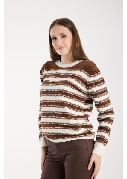 Kadın Kahve-Beyaz Çizgili Çapraz Kontrast Dikiş Detaylı Şönil Kadife Triko Kazak modelleri