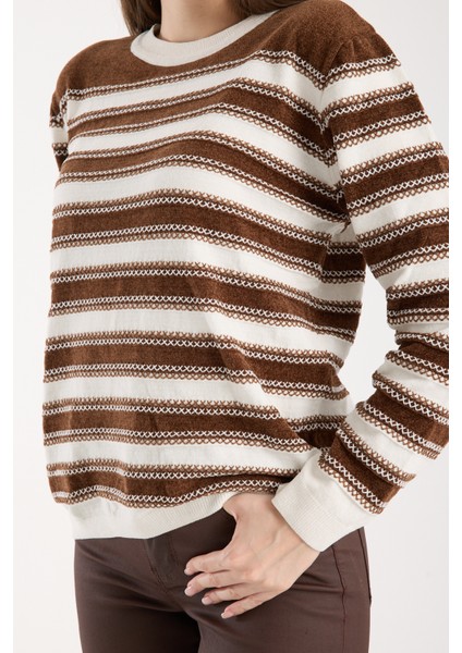 Kadın Kahve-Beyaz Çizgili Çapraz Kontrast Dikiş Detaylı Şönil Kadife Triko Kazak fırsatları