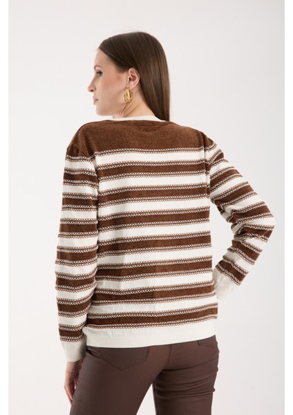 Kadın Kahve-Beyaz Çizgili Çapraz Kontrast Dikiş Detaylı Şönil Kadife Triko Kazak indirimleri