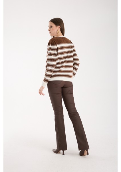 Kadın Kahve-Beyaz Çizgili Çapraz Kontrast Dikiş Detaylı Şönil Kadife Triko Kazak