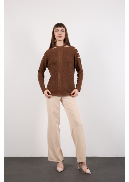 Kadın Kahve Omuzları Kesik Detaylı Reglan Kollu Simli Triko Kazak