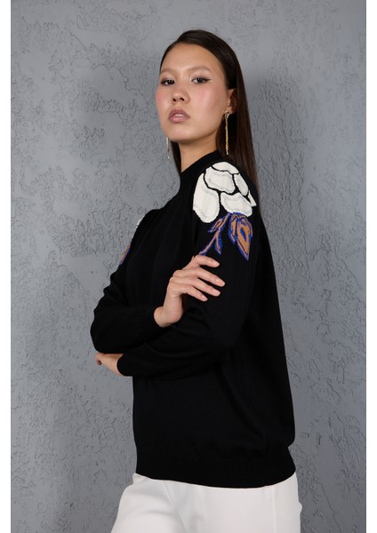 Kadın Siyah Elit Viskon Kumaş Taş Detaylı Omuzlar Yarım Balıkçı Yaka Triko Bluz