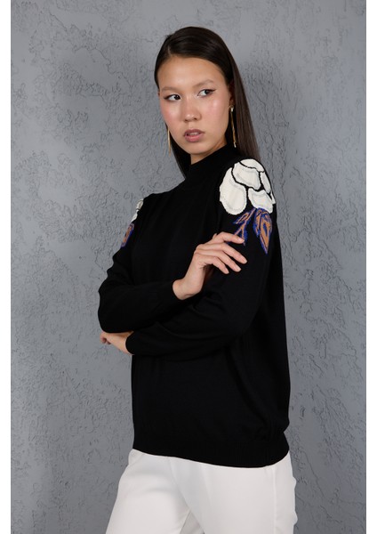 Kadın Siyah Elit Viskon Kumaş Taş Detaylı Omuzlar Yarım Balıkçı Yaka Triko Bluz fırsatları