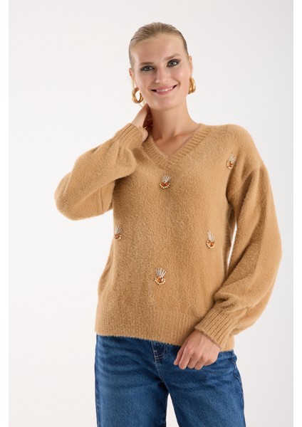 Kadın Bej Sakal Iplik Önü Aksesuarlı Balon Kollu V Yaka Triko Kazak