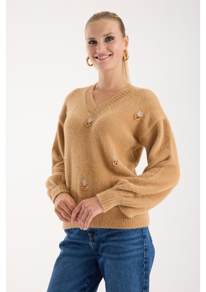 Kadın Bej Sakal Iplik Önü Aksesuarlı Balon Kollu V Yaka Triko Kazak fırsatları