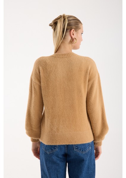 Kadın Bej Sakal Iplik Önü Aksesuarlı Balon Kollu V Yaka Triko Kazak indirimleri