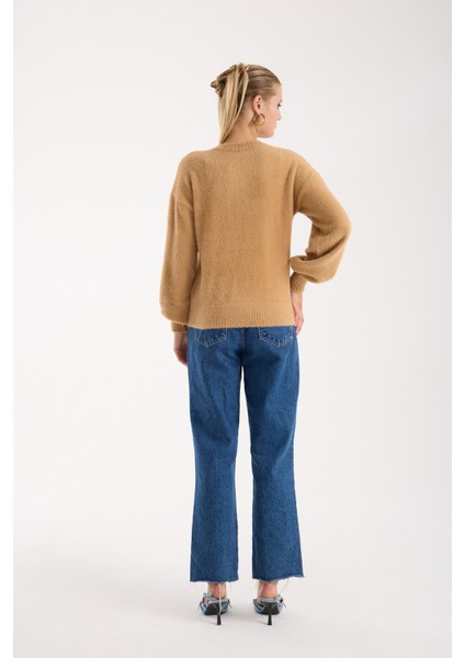 Kadın Bej Sakal Iplik Önü Aksesuarlı Balon Kollu V Yaka Triko Kazak