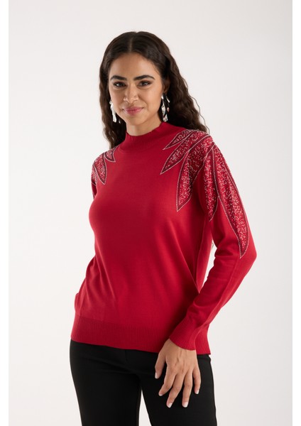 Kadın Kırmızı Viskon Kumaş Taş Detaylı Omuzlar Yarım Balıkçı Yaka Triko Bluz