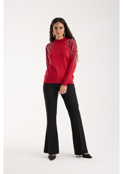 Kadın Kırmızı Viskon Kumaş Taş Detaylı Omuzlar Yarım Balıkçı Yaka Triko Bluz