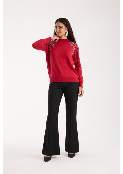 Kadın Kırmızı Viskon Kumaş Taş Detaylı Omuzlar Yarım Balıkçı Yaka Triko Bluz