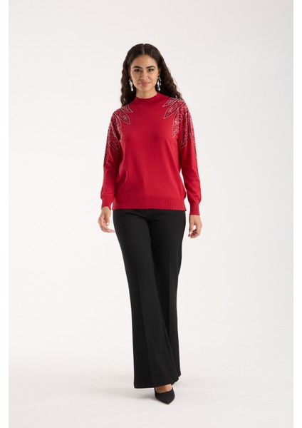 Kadın Kırmızı Viskon Kumaş Taş Detaylı Omuzlar Yarım Balıkçı Yaka Triko Bluz