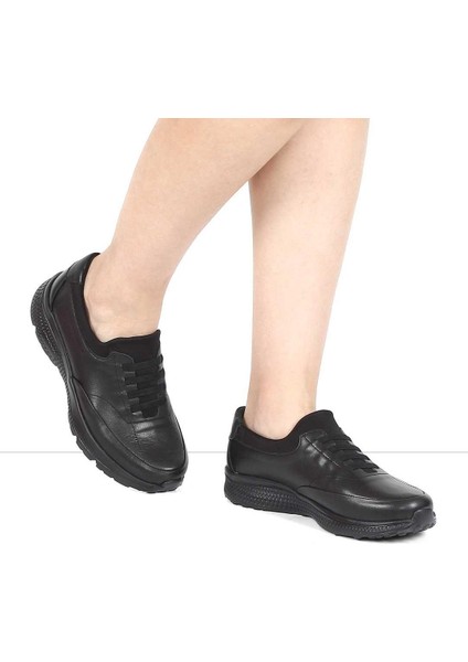 Kadın Siyah Bağcıklı Deri Ayakkabı