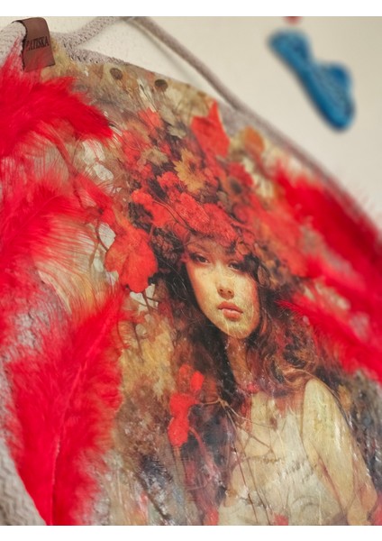 El Yapımı Jüt Duvar Dekoru – Kırmızı Tüylü Kadın Figürlü Dekopaj Tablo |
