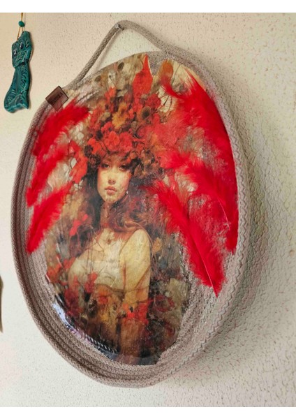 El Yapımı Jüt Duvar Dekoru – Kırmızı Tüylü Kadın Figürlü Dekopaj Tablo | fiyatları