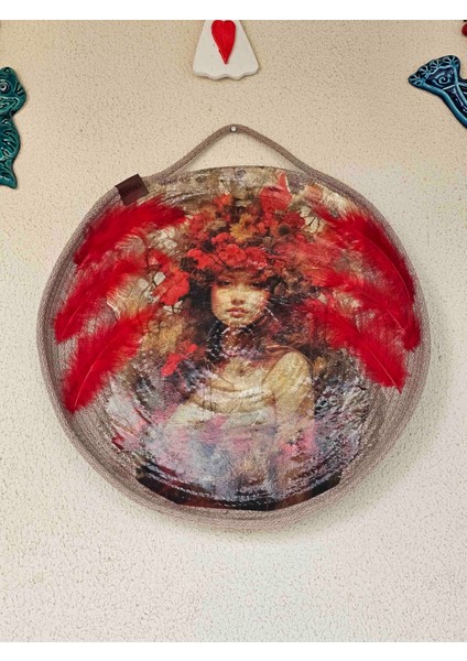 El Yapımı Jüt Duvar Dekoru – Kırmızı Tüylü Kadın Figürlü Dekopaj Tablo | modelleri