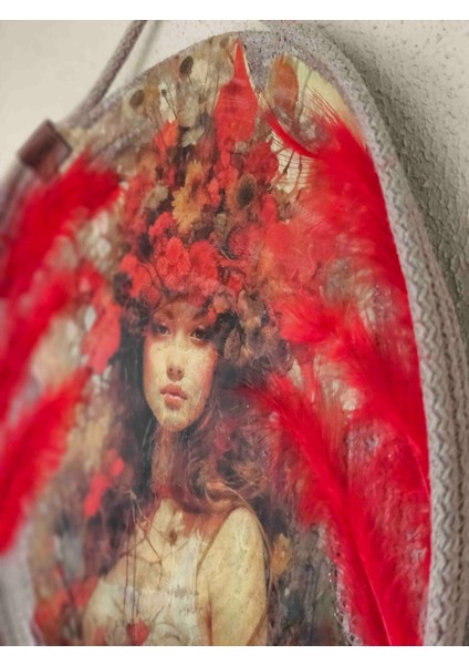 El Yapımı Jüt Duvar Dekoru – Kırmızı Tüylü Kadın Figürlü Dekopaj Tablo | fırsatları