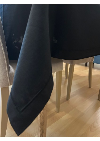 Çeyizlik Piko Sarma Detaylı Dertsiz Masa Örtüsü Simsiz Siyah