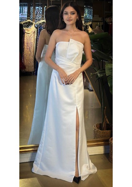 Beyaz Straplez Yaka Sırt Dekolteli Yırtmaçlı Düz Kesim Saten Uzun Abiye Elbise 11102-05