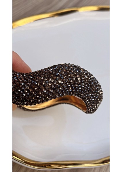 Göz Kamaştıran Işıltılı Lüks Kristalleriyle Kavisli Gri Renkli Kelepçe Bileklik