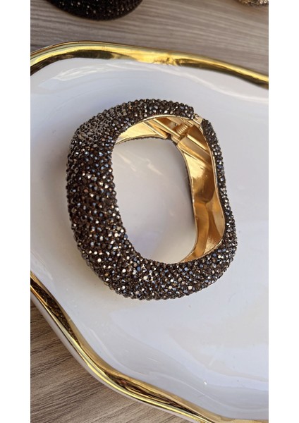 Göz Kamaştıran Işıltılı Lüks Kristalleriyle Kavisli Gri Renkli Kelepçe Bileklik modelleri