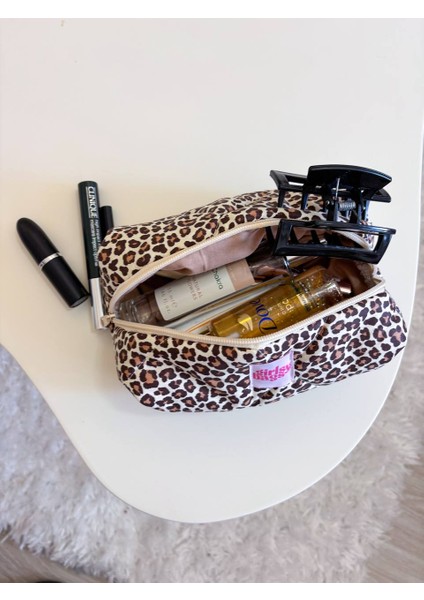 Büyük Boy Makyaj Çantası Oval Leopar Desen ile Şık ve Fonksiyonel Kullanım modelleri