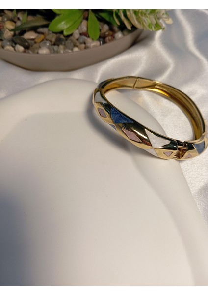 Üçgen Detay Kıvrımlı Mineli Bilezik modelleri