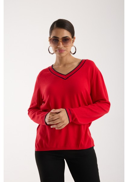 Kadın Kırmızı Kontrast Biyeli ve Yan Yırtmaçlı V Yaka Triko Bluz