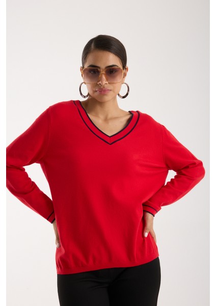 Kadın Kırmızı Kontrast Biyeli ve Yan Yırtmaçlı V Yaka Triko Bluz fiyatları