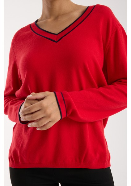 Kadın Kırmızı Kontrast Biyeli ve Yan Yırtmaçlı V Yaka Triko Bluz indirimleri