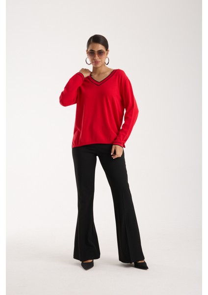 Kadın Kırmızı Kontrast Biyeli ve Yan Yırtmaçlı V Yaka Triko Bluz