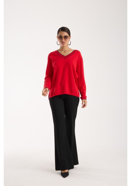 Kadın Kırmızı Kontrast Biyeli ve Yan Yırtmaçlı V Yaka Triko Bluz
