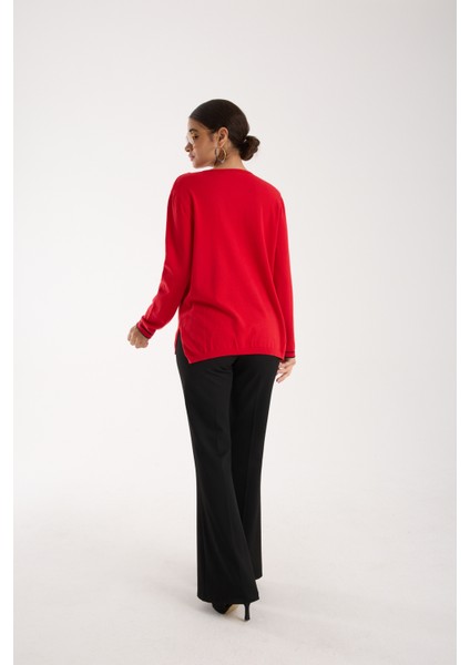 Kadın Kırmızı Kontrast Biyeli ve Yan Yırtmaçlı V Yaka Triko Bluz