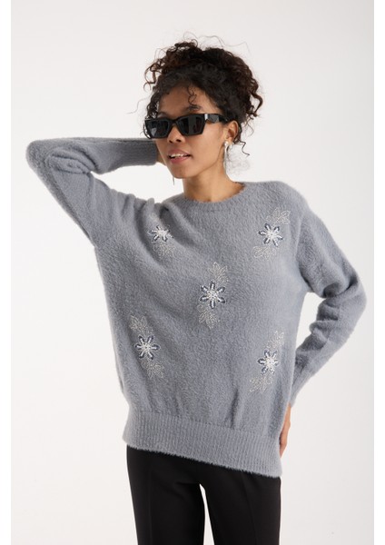 Kadın Gri Sakal Iplik Boncuk Nakışlı Bisiklet Yaka Triko Kazak