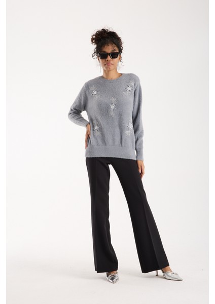 Kadın Gri Sakal Iplik Boncuk Nakışlı Bisiklet Yaka Triko Kazak