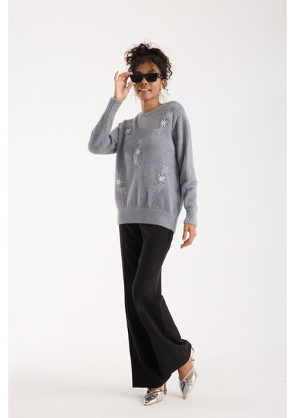 Kadın Gri Sakal Iplik Boncuk Nakışlı Bisiklet Yaka Triko Kazak