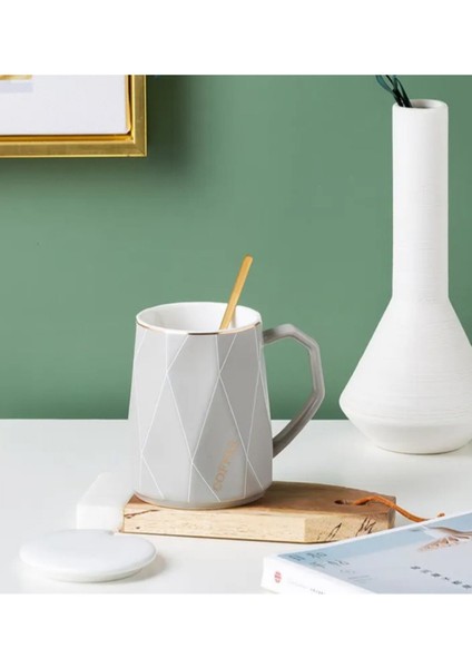 Geometrik Desenli Gold Kaşıklı Kapaklı Modern Seramik Kupa